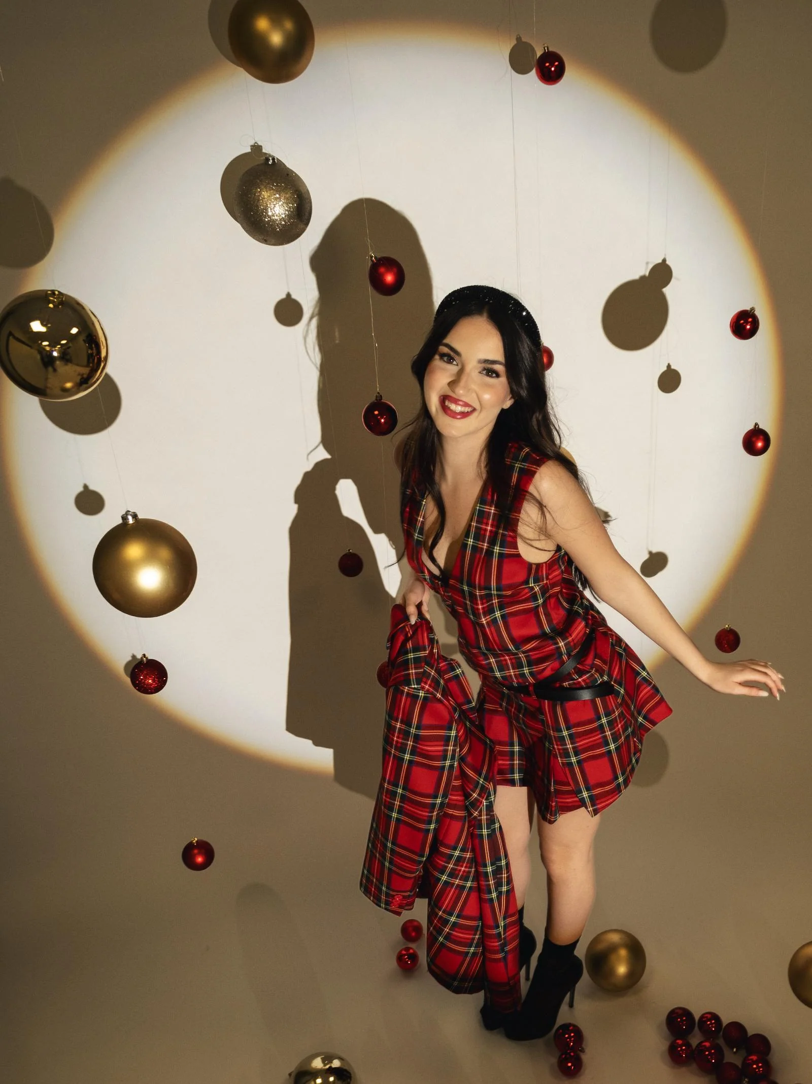 Abito Vicolo scozzese tartan con gonna a pieghe - Image 5