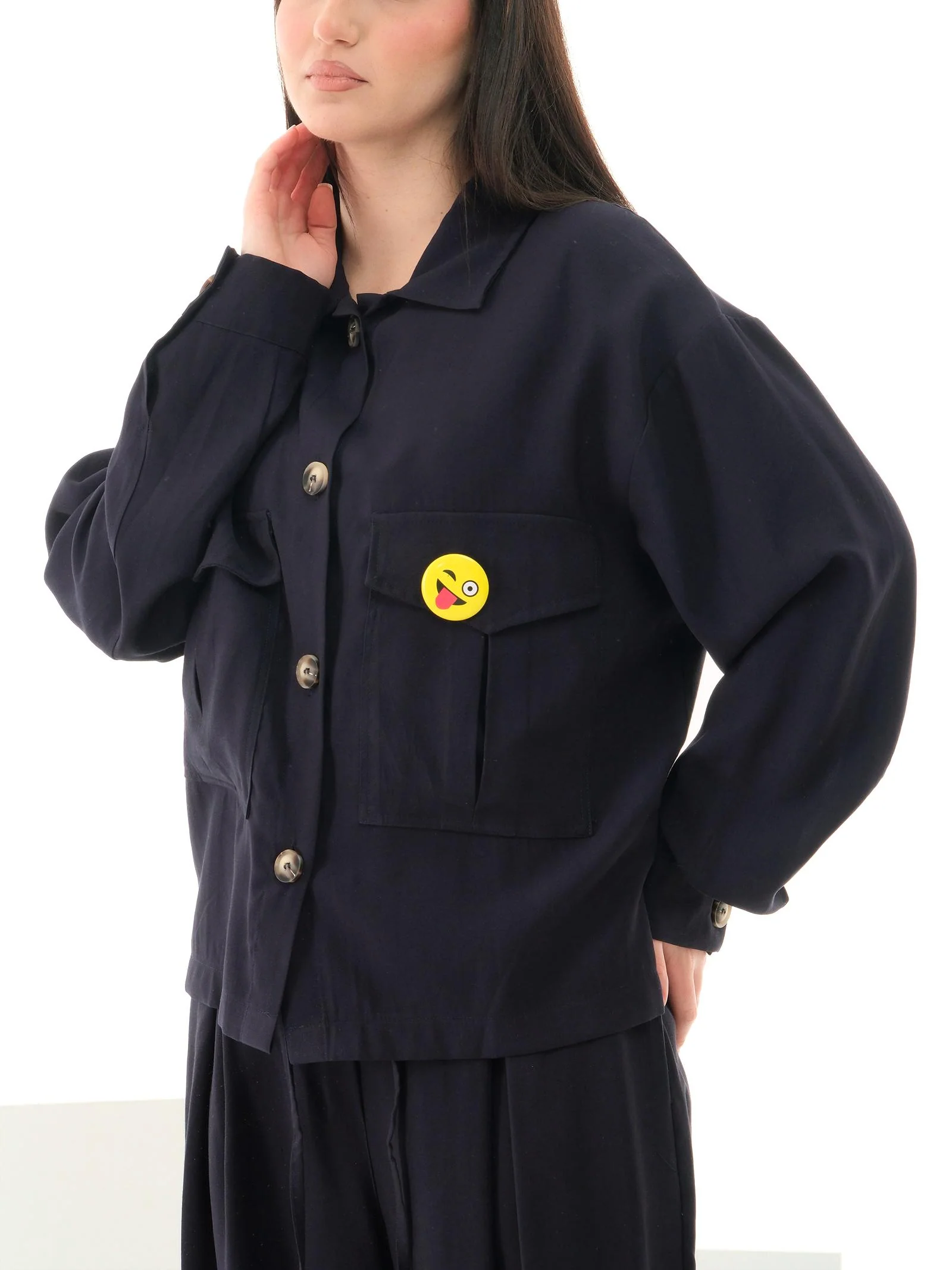 Camicia Vicolo blu navy con tasconi frontali e spilla emoticon - Image 2