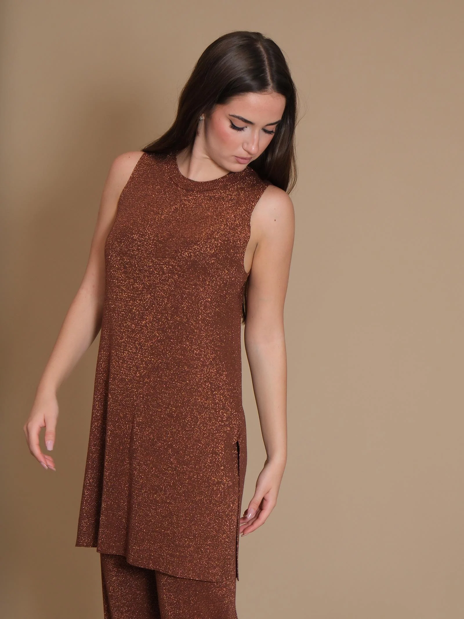 Maglia smanicata Vicolo arancione in lurex con cintura nera - Image 2