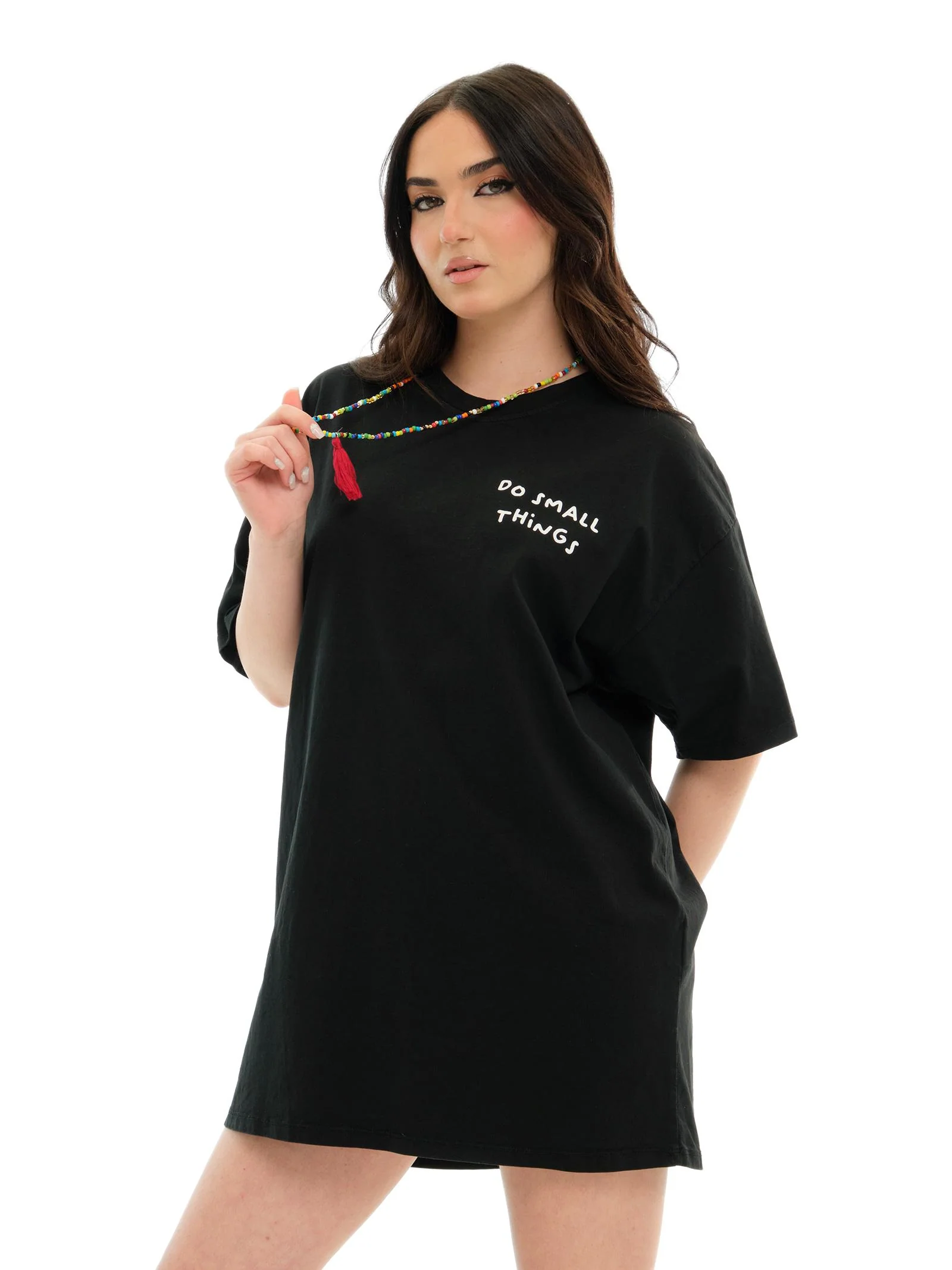 Maxi T-Shirt Vicolo nera "do small things" con collana - Image 2
