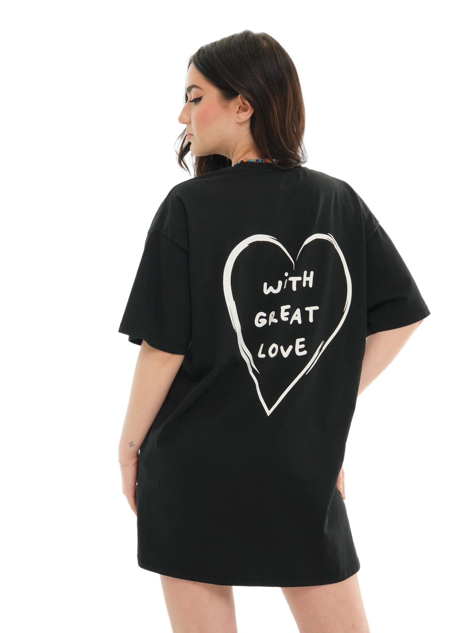 Maxi T-Shirt Vicolo nera "do small things" con collana - Image 3