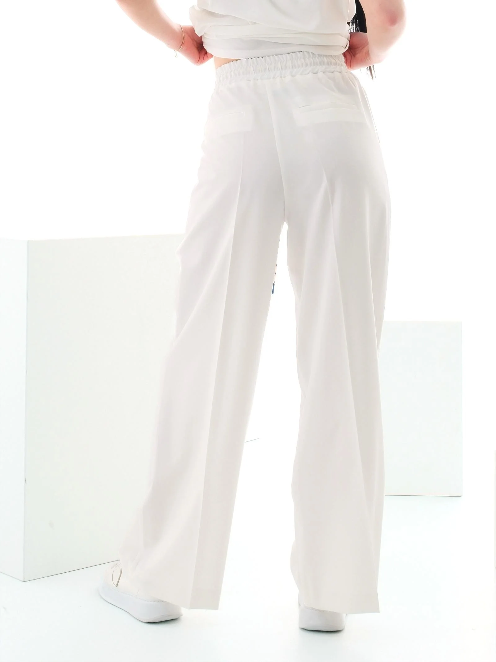 Pantalone Vicolo bianco con lacci a fantasia in contrasto - Image 3