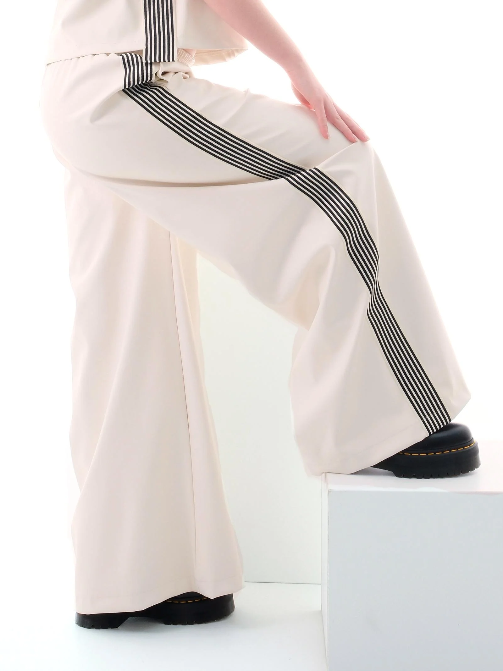 Pantalone Vicolo in ecopelle bianco con bande nere - Image 2