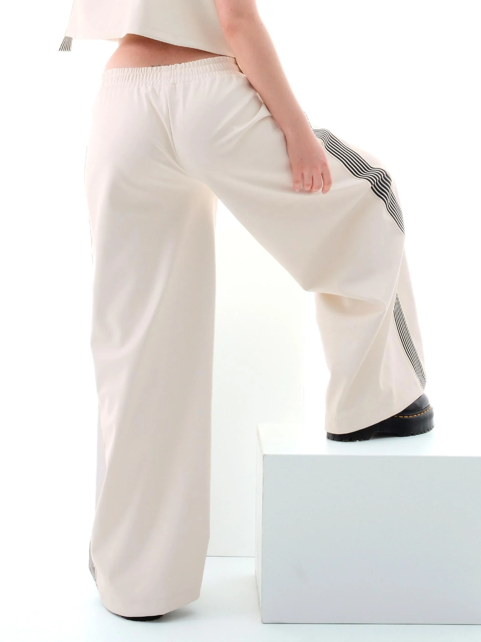 Pantalone Vicolo in ecopelle bianco con bande nere - Image 3