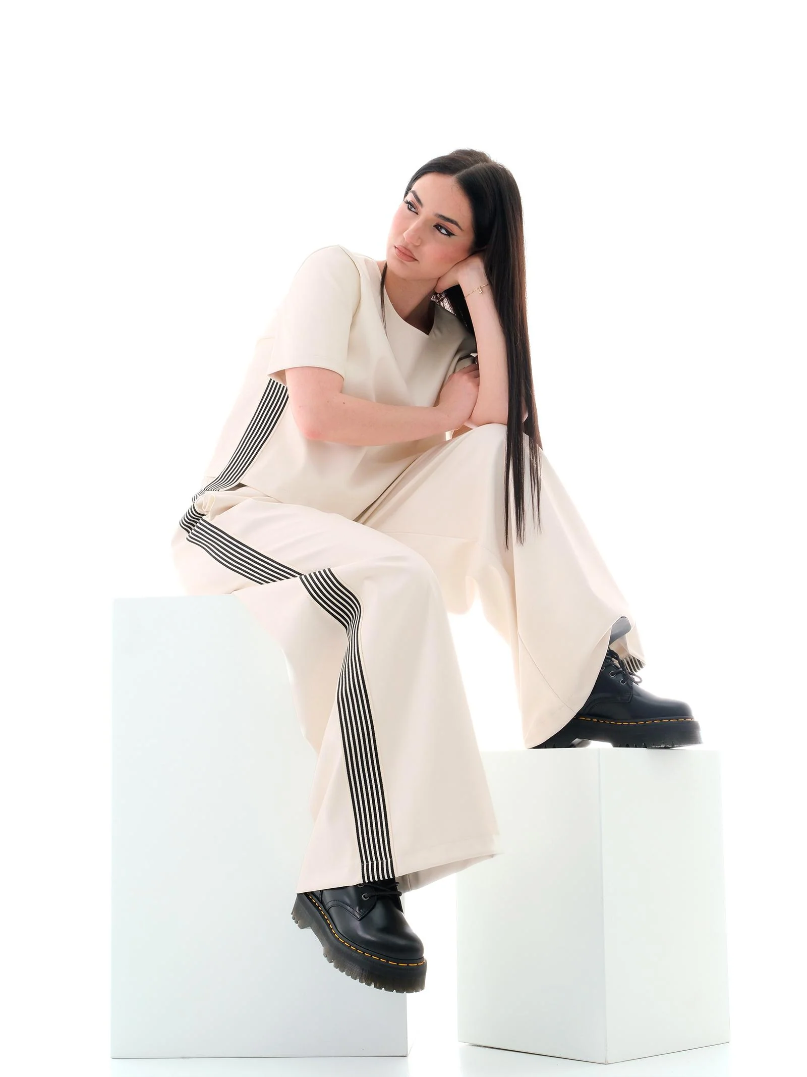 Pantalone Vicolo in ecopelle bianco con bande nere - Image 4