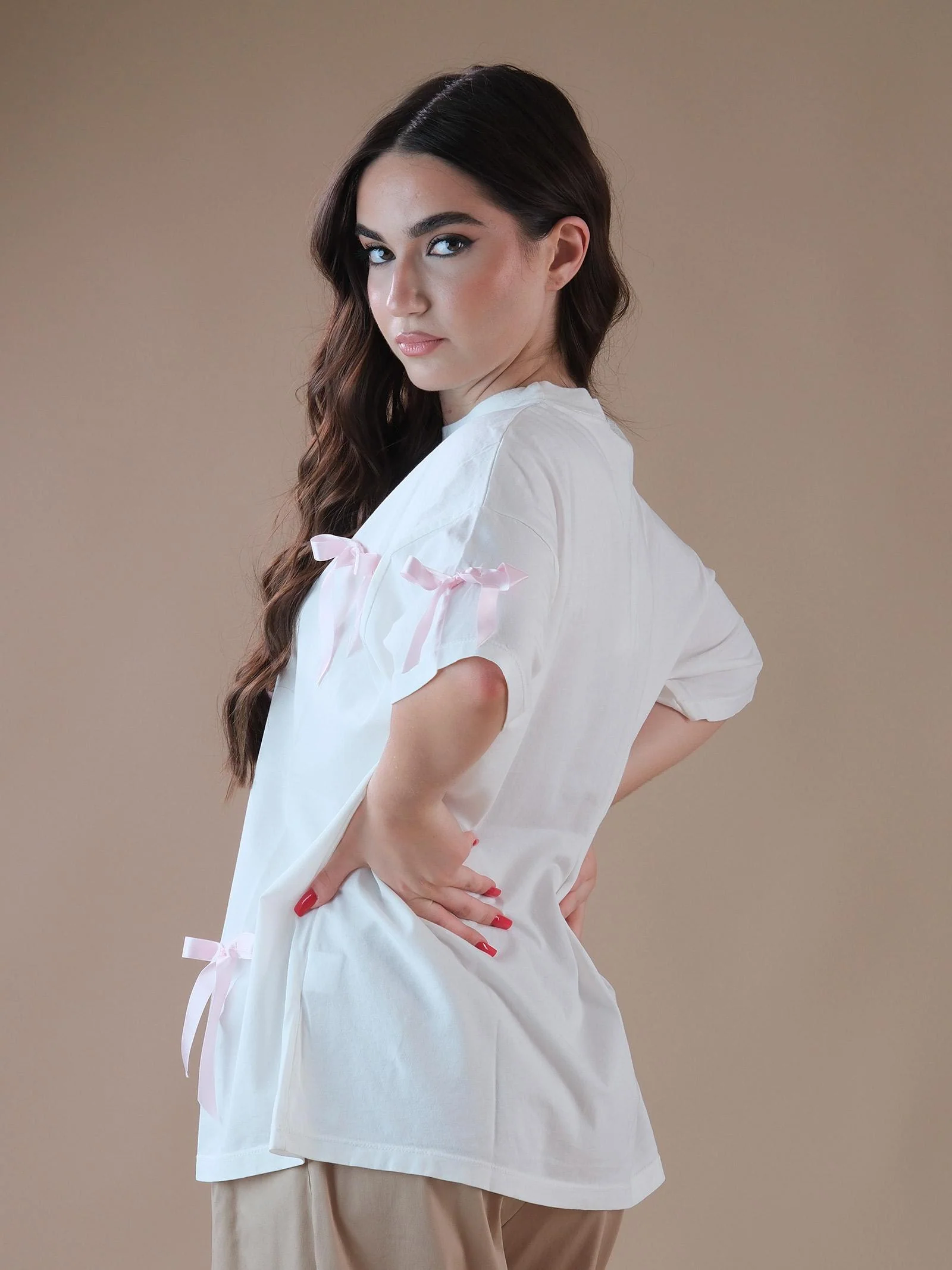 T-shirt bianca con fiocchetti in raso rosa applicati - Image 3