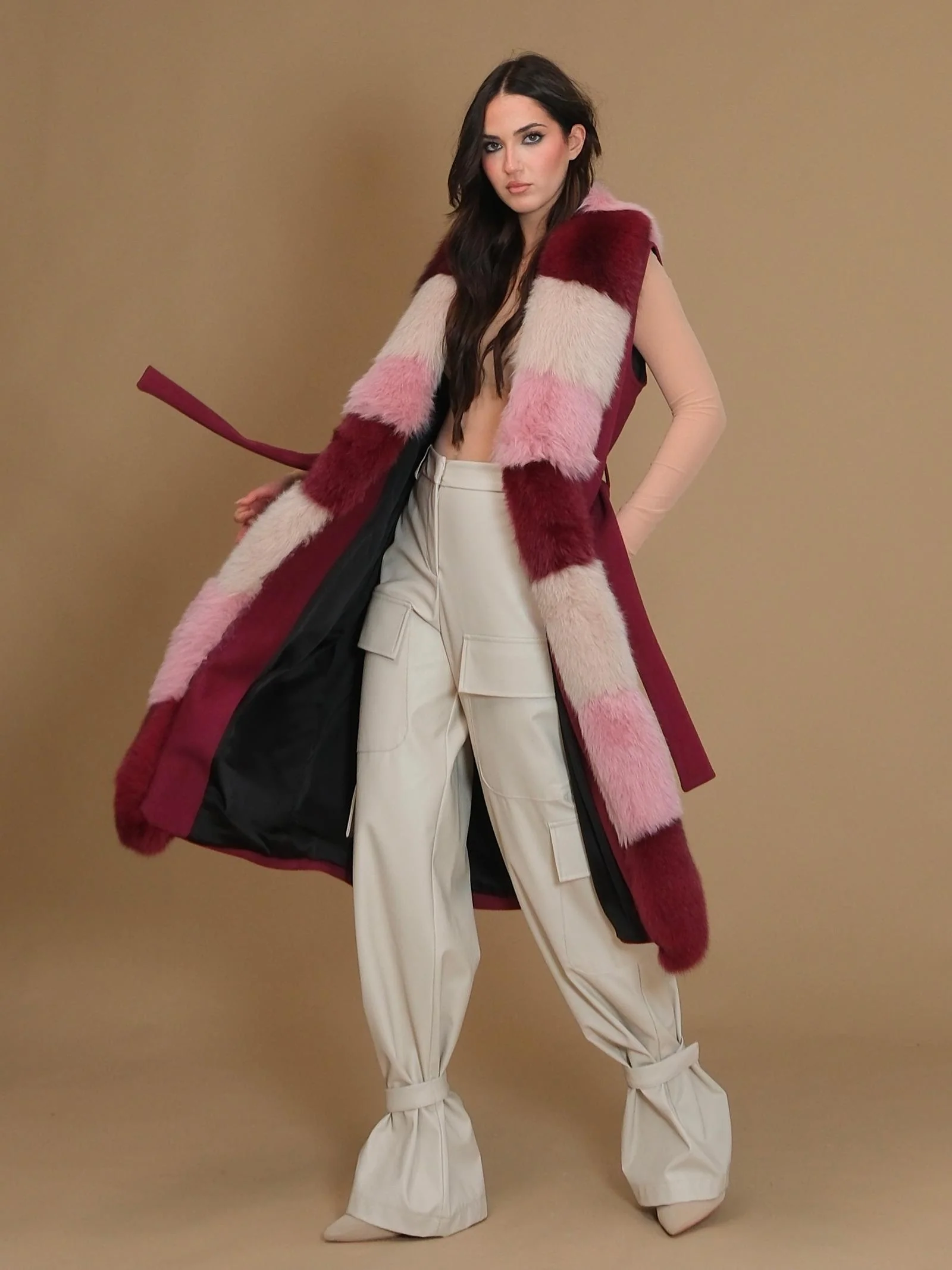 Cappotto lungo smanicato Yes London bordeaux con pelliccia multicolor