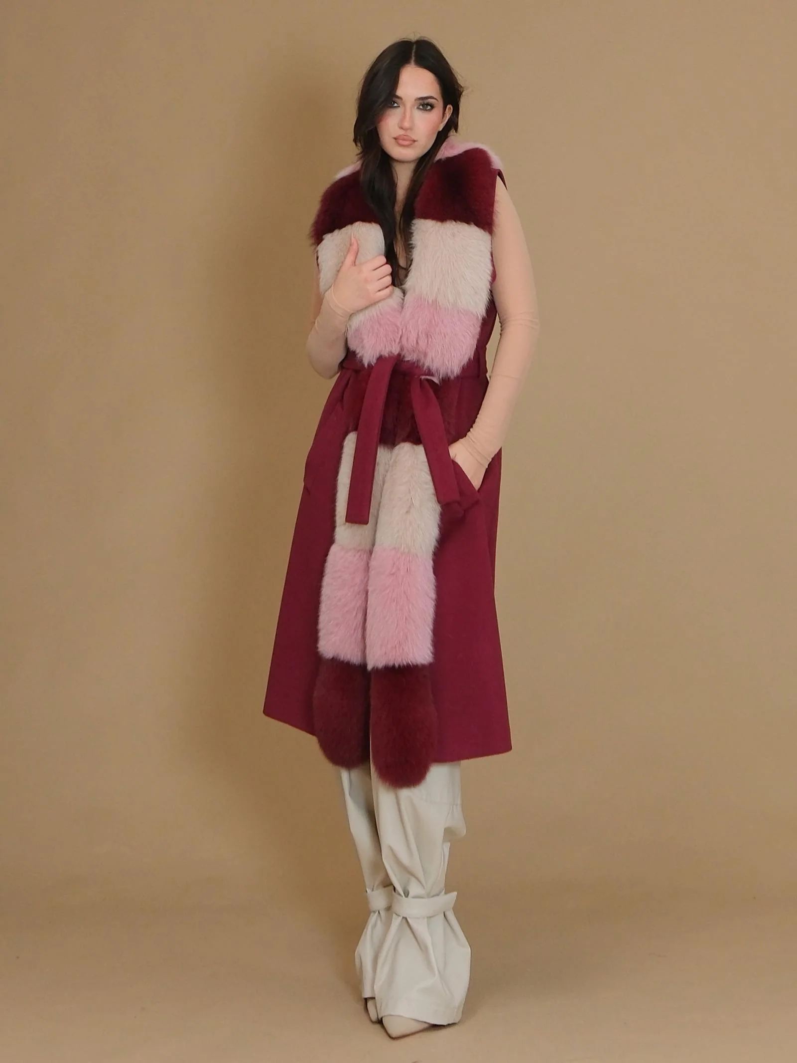 Cappotto lungo smanicato Yes London bordeaux con pelliccia multicolor - Image 2
