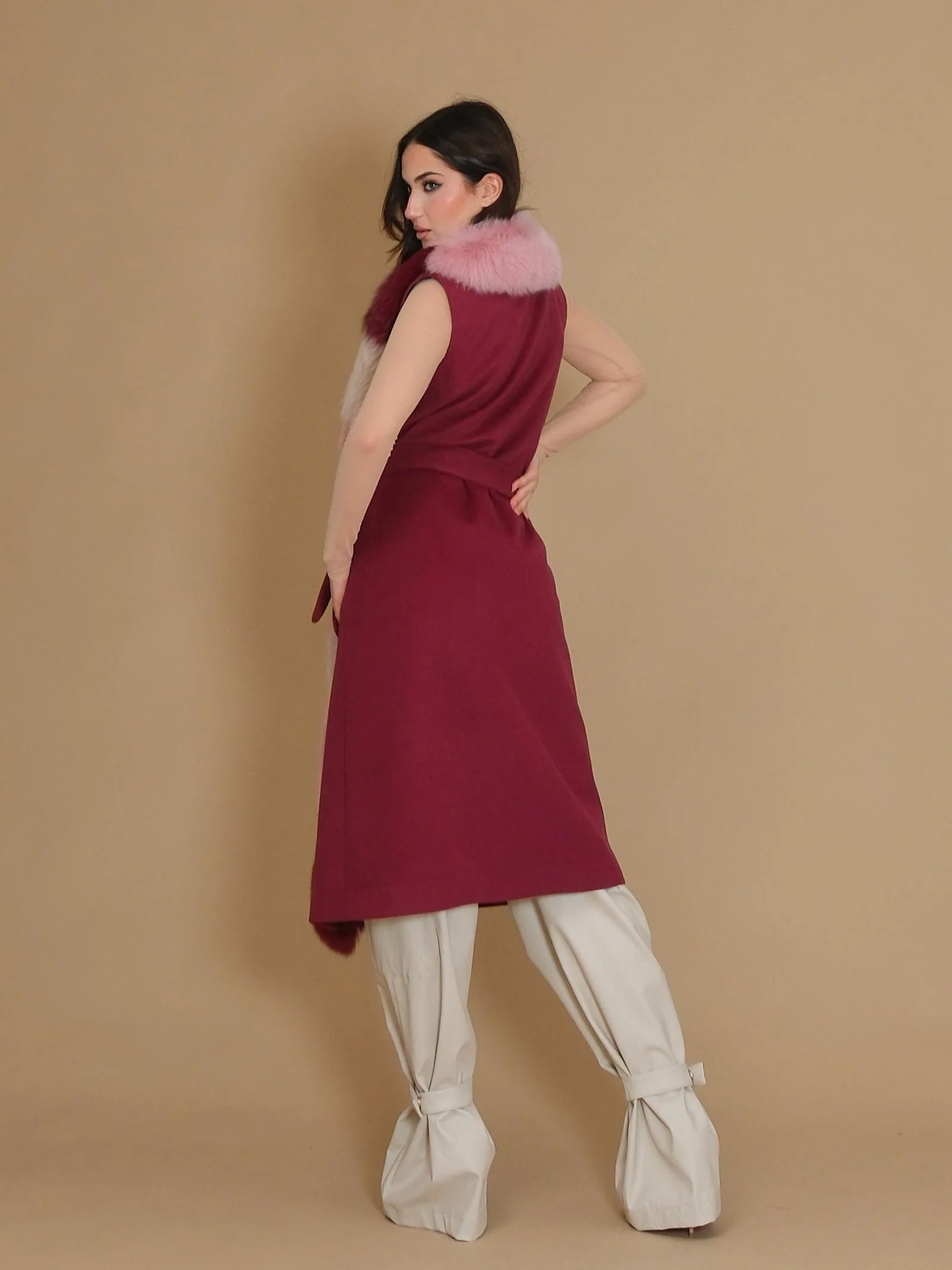 Cappotto lungo smanicato Yes London bordeaux con pelliccia multicolor - Image 3